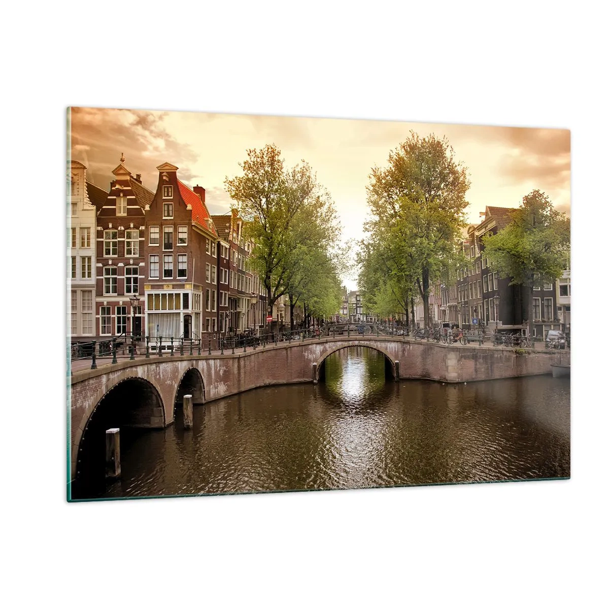 Impression sur verre - Image sur verre - Un canal et un pont entourés d'immeubles à Amsterdam - 120x80cm - En bateau ou à vélo ? - Décoration murale moderne pour le salon et la chambre ARTTOR
