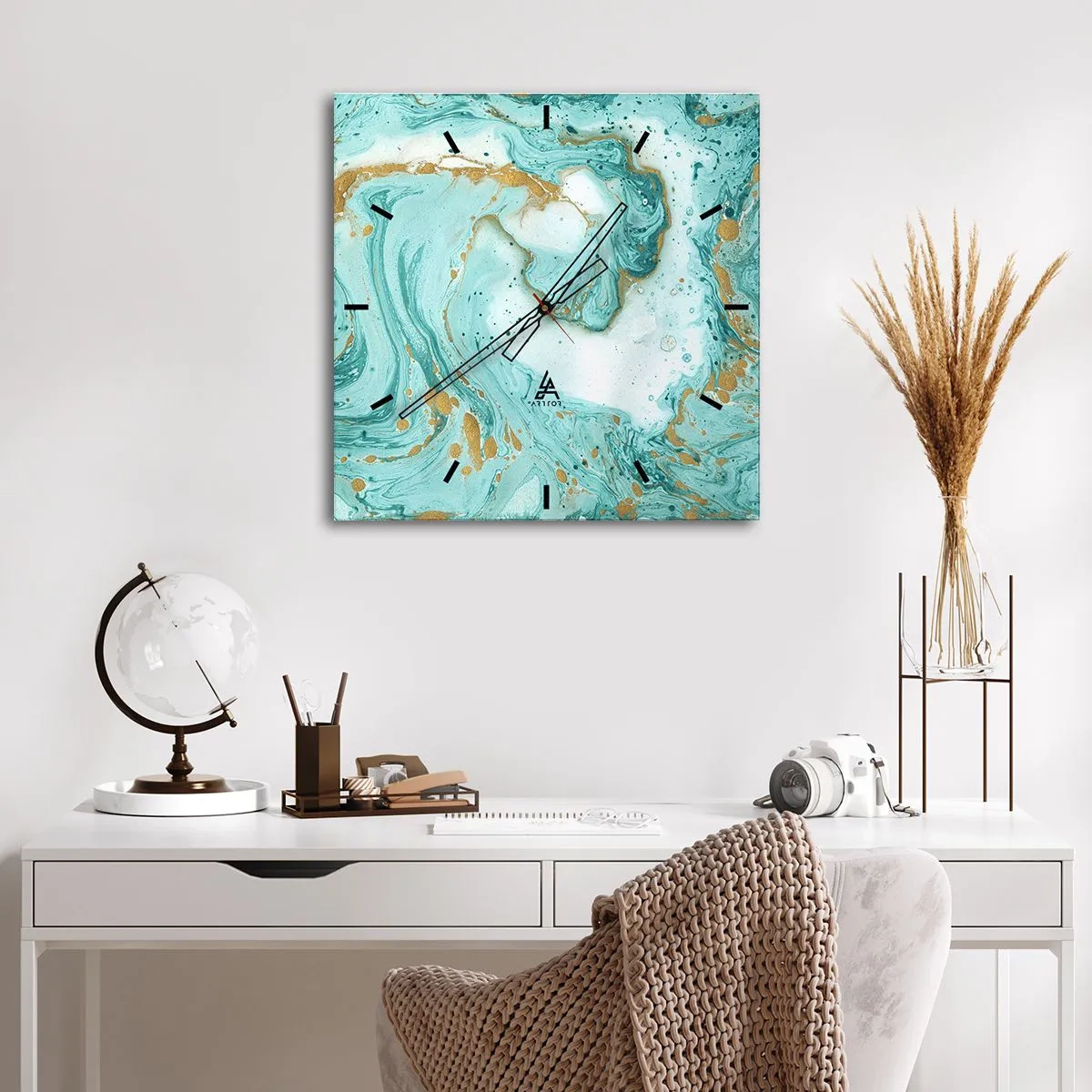 Horloge murale - Pendule murale - Marbre turquoise avec des accents dorés dans une composition abstraite - 30x30cm - Sous la grande vague de l'ère Edo - Décoration murale moderne pour le salon et la chambre ARTTOR