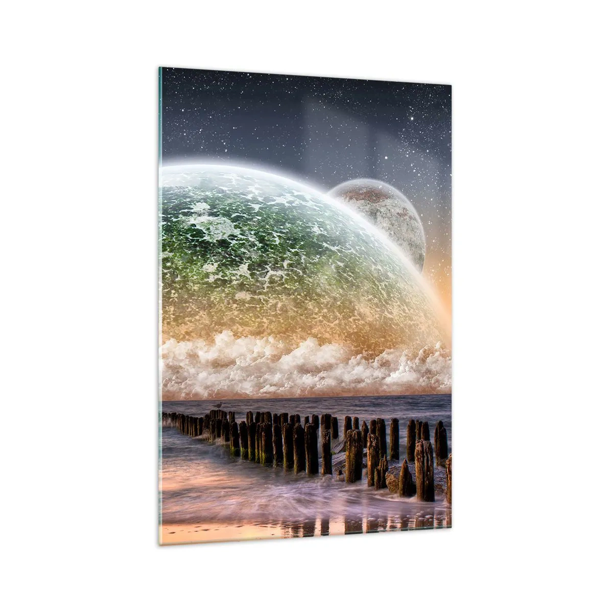 Impression sur verre - Image sur verre - Un paysage fantastique avec une grande planète au-dessus de la mer et une jetée en bois. - 70x100cm - Et le monde est sorti de l'eau - Décoration murale moderne pour le salon et la chambre ARTTOR