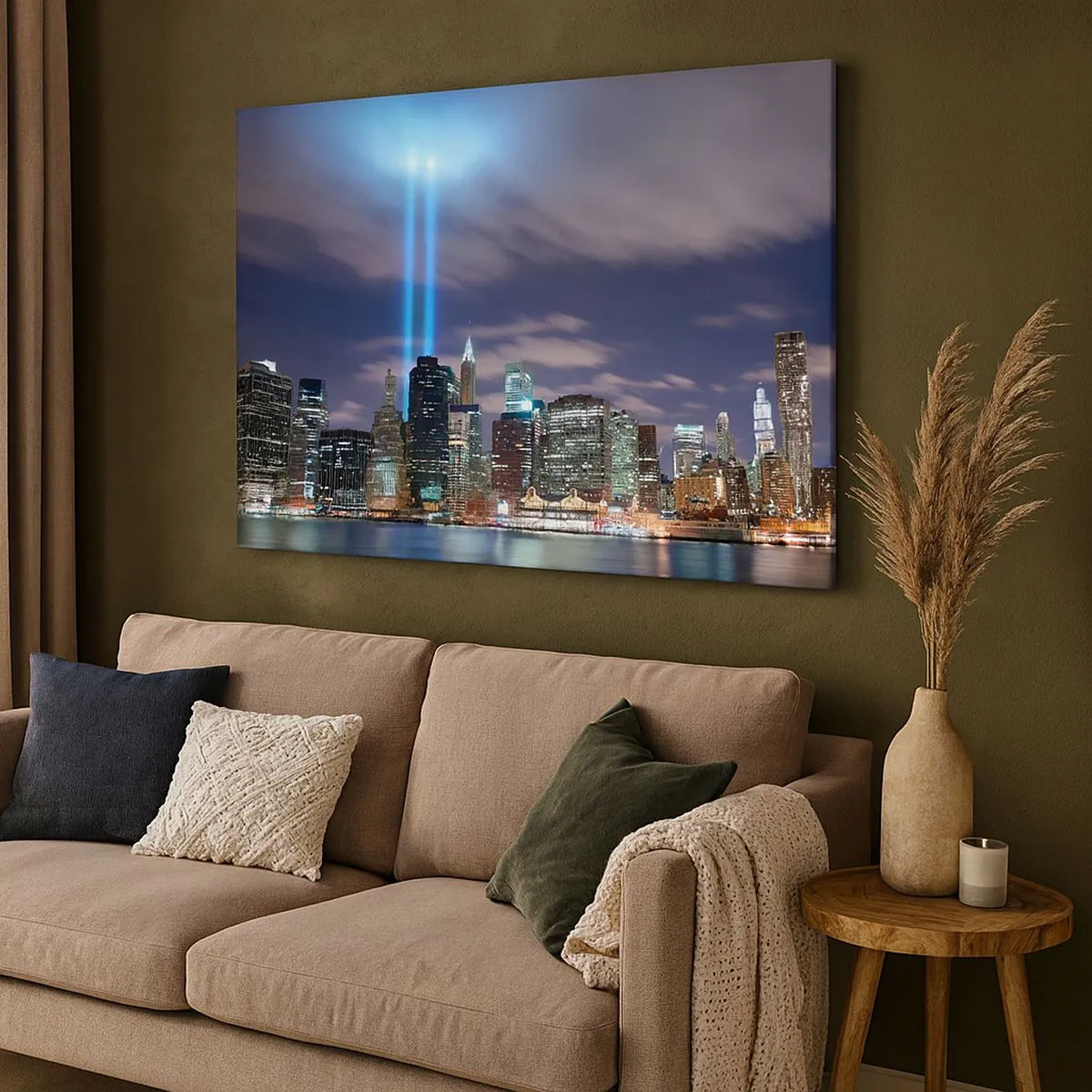 Impression sur toile - Image sur toile - Panorama nocturne de la ville avec deux faisceaux lumineux dans le ciel - 70x50cm - Atteindre le ciel avec la lumière - Décoration murale moderne pour le salon et la chambre ARTTOR