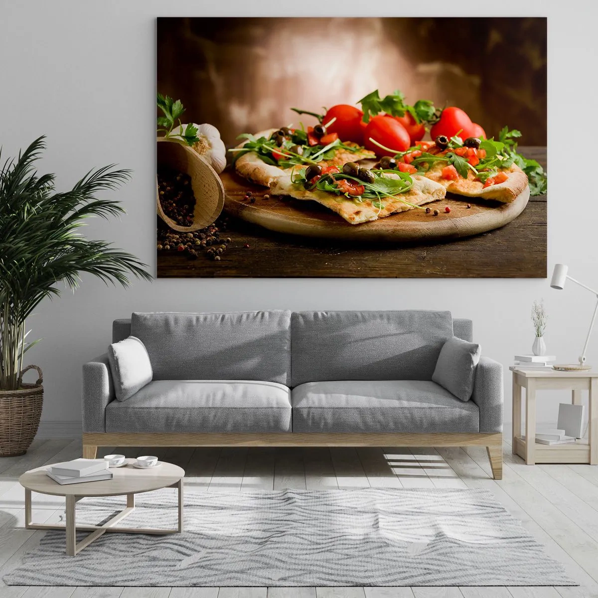 Impression sur verre - Image sur verre - Pizza sur une planche de bois avec roquette et tomates - 70x50cm - Directement du four et du jardin - Décoration murale moderne pour le salon et la chambre ARTTOR