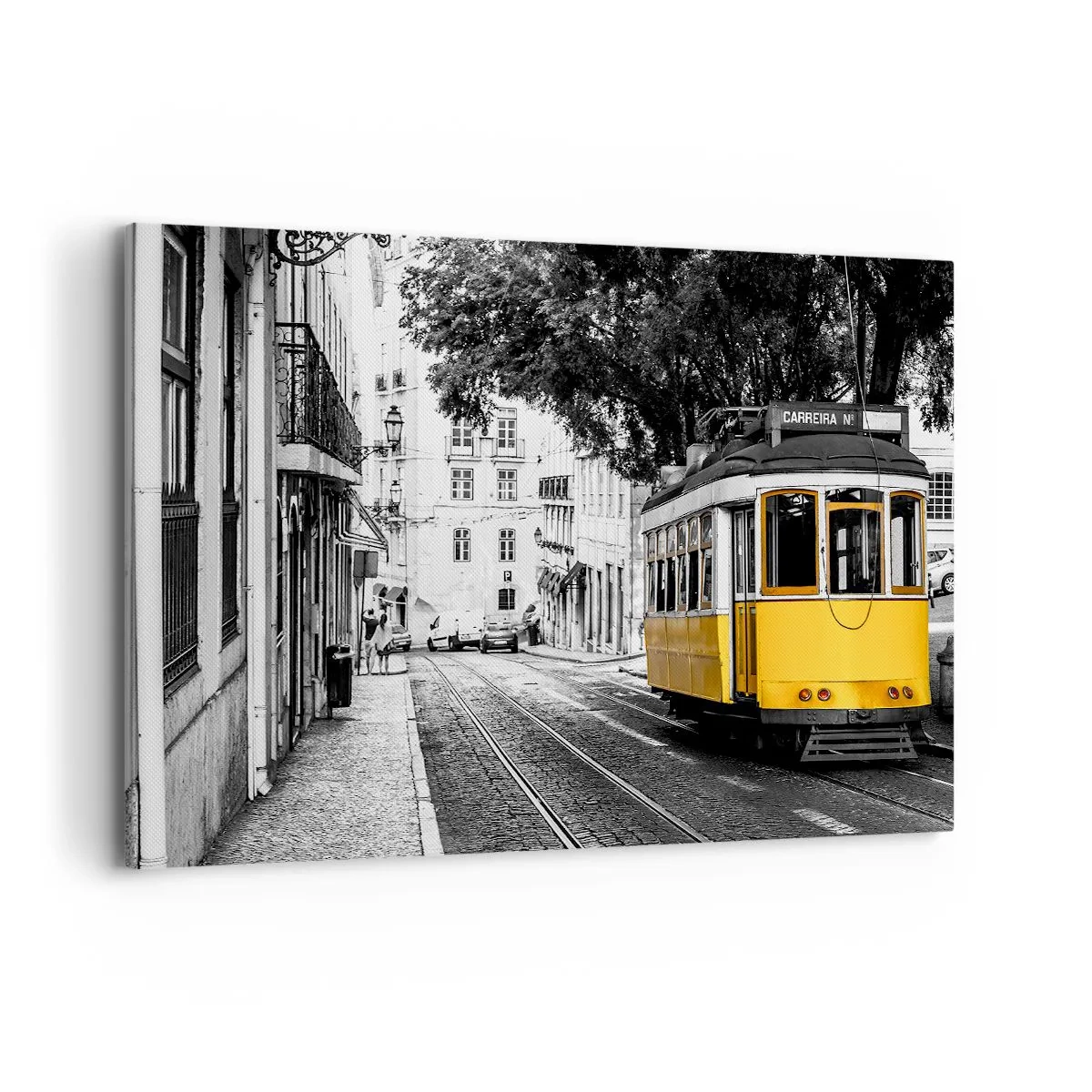 Impression sur toile - Image sur toile - Un tramway jaune sur fond de rue en noir et blanc - 120x80cm - Et du fado en arrière-plan - Décoration murale moderne pour le salon et la chambre ARTTOR