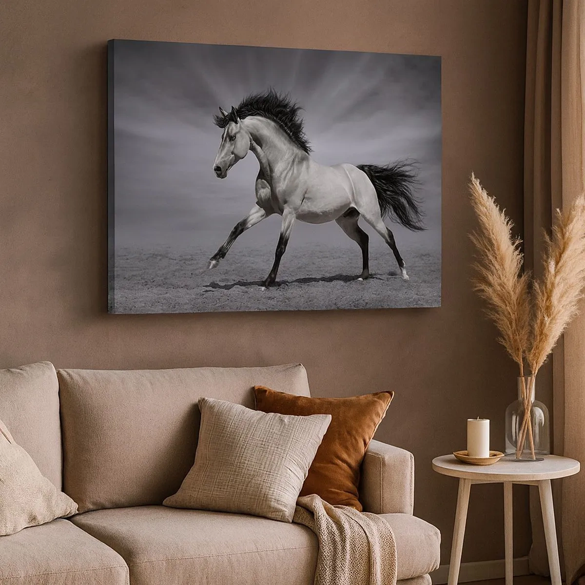 Impression sur toile - Image sur toile - Un cheval noir et blanc dans une pose dynamique dans le désert. - 70x50cm - Né pour séduire - Décoration murale moderne pour le salon et la chambre ARTTOR