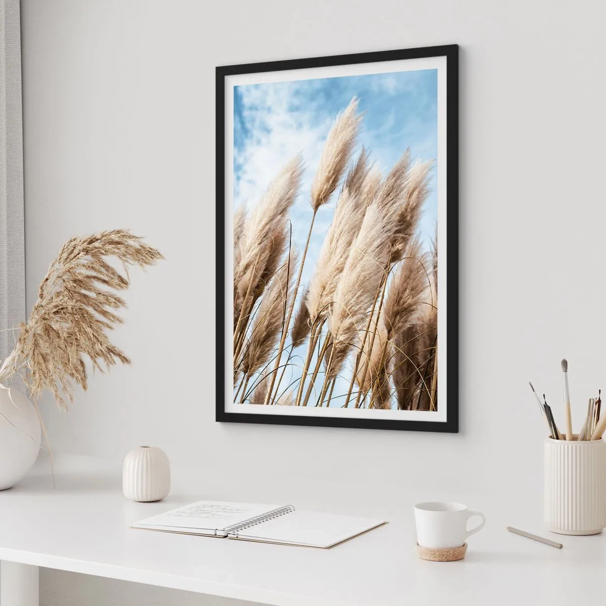 Affiche dans un cadre noir - Poster - Herbe de la pampa contre le ciel - 50x70cm - Caresse ensoleillée et venteuse - Décoration murale moderne pour le salon et la chambre ARTTOR