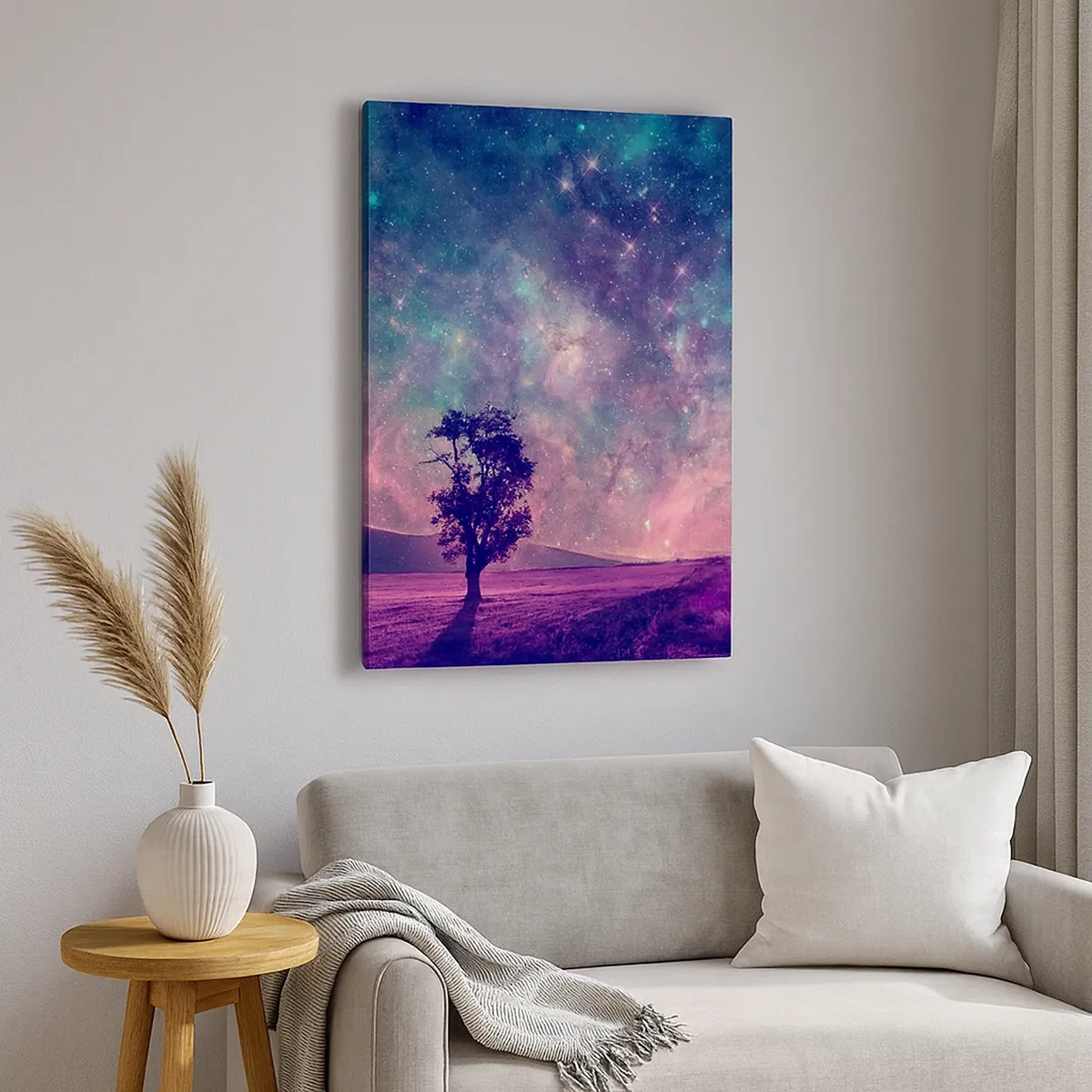 Impression sur toile - Image sur toile - Un arbre contre un ciel étoilé aux couleurs violettes et bleues - 50x70cm - Sous un ciel magique - Décoration murale moderne pour le salon et la chambre ARTTOR
