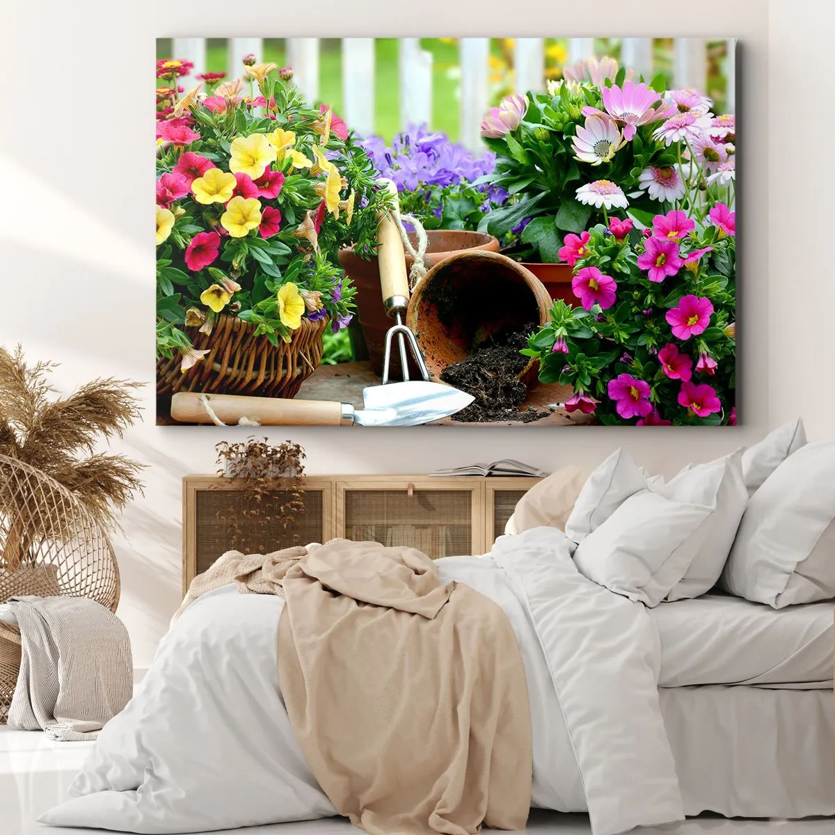 Impression sur toile - Image sur toile - Fleurs colorées dans des pots avec des outils de jardinage sur la table - 100x70cm - Le jardin de Zosia - Décoration murale moderne pour le salon et la chambre ARTTOR