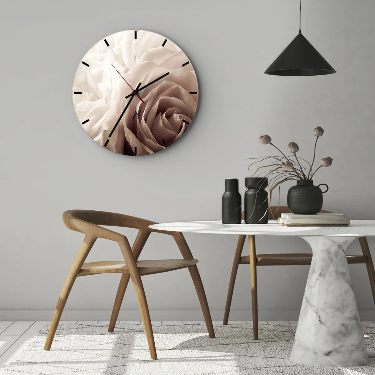 Horloge murale - Pendule murale - Gros plan de délicats pétales de rose dans des tons beige et rose. - 30x30cm - Au coeur d'ue la rose - Décoration murale moderne pour le salon, la cuisine et la chambre ARTTOR