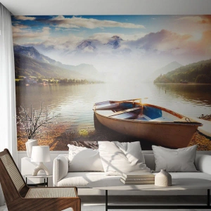 Papier Peint Photo Premium Sand - Un bateau sur un lac entouré de montagnes au coucher du soleil - 100x70cm - Au bord de la grande et limpide eau - Décoration murale moderne pour le salon et la chambre ARTTOR