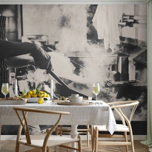 Papier Peint Photo Standard Eco - Un chef au travail dans une cuisine pleine de vapeur et d'une atmosphère intense. - 100x70cm - Alchimie des saveurs - Décoration murale moderne pour le salon et la chambre ARTTOR