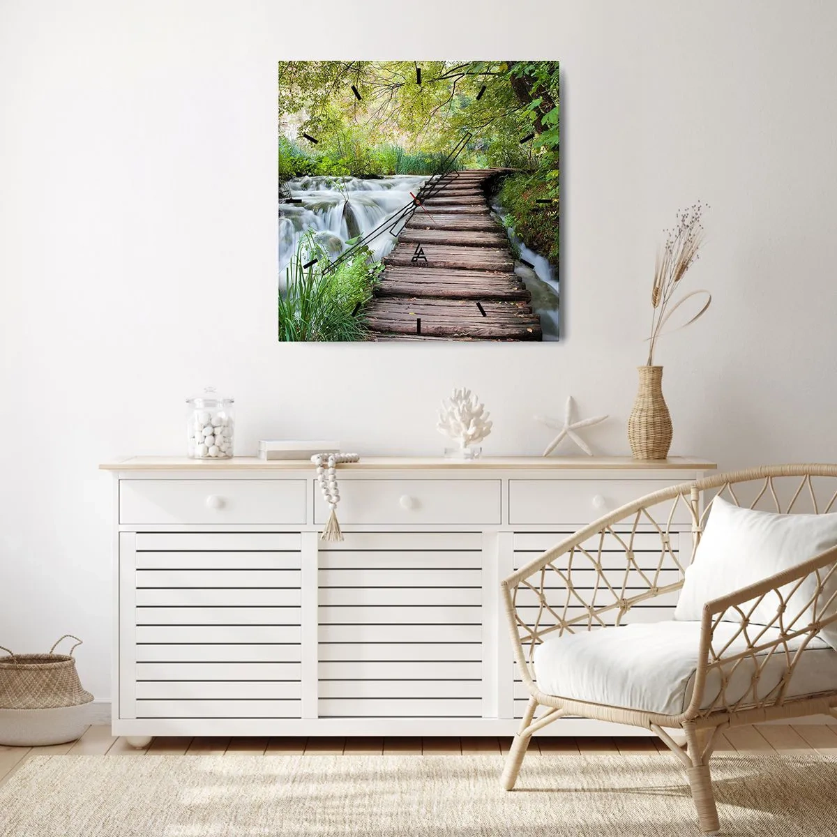 Horloge murale - Pendule murale - Un pont en bois au-dessus d'une cascade entourée d'une forêt verdoyante. - 30x30cm - L'eau n'est pas si calme - Décoration murale moderne pour le salon et la chambre ARTTOR