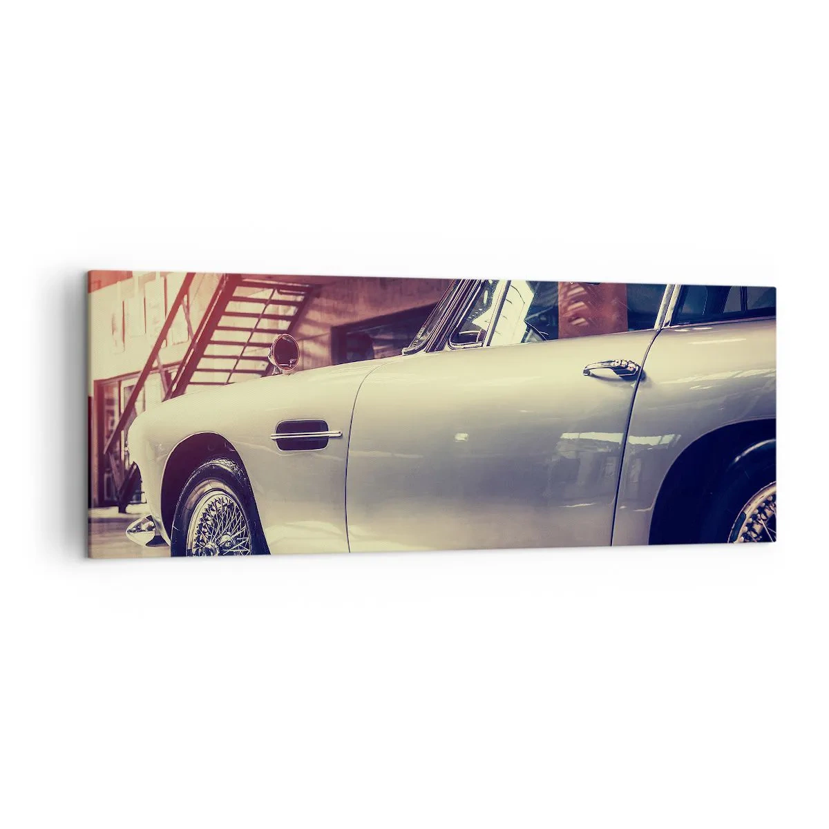 Impression sur toile - Image sur toile - Une voiture classique dans un garage élégant avec un intérieur industriel - 140x50cm - Les classiques ne vieillissent pas - Décoration murale moderne pour le salon et la chambre ARTTOR