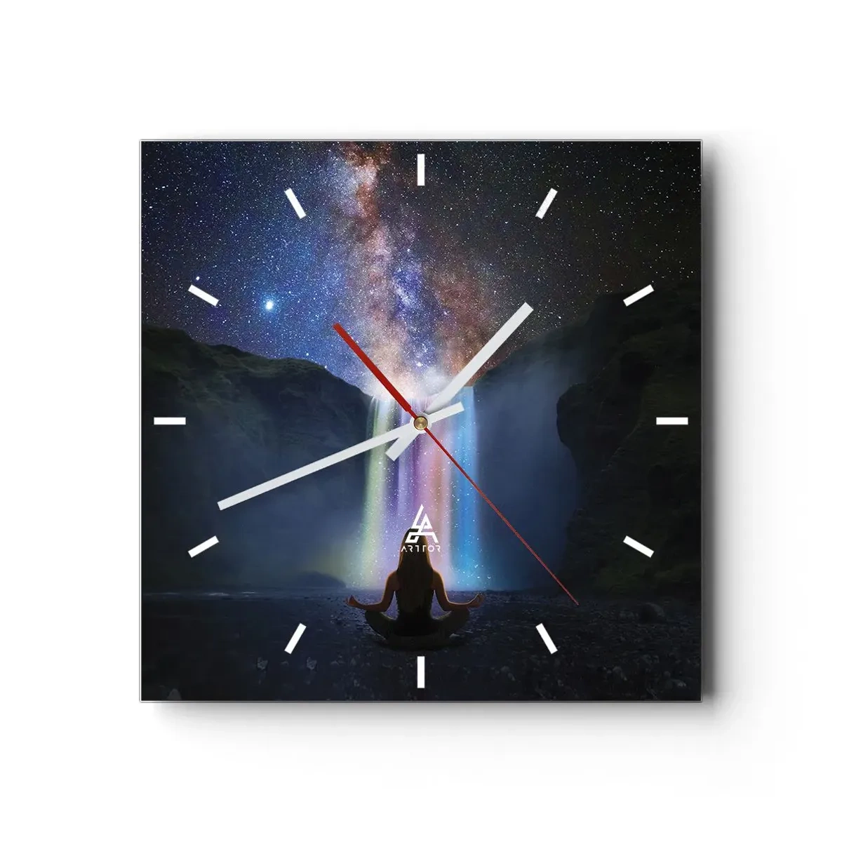 Horloge murale - Pendule murale - Méditation devant une cascade parmi les étoiles - 30x30cm - Harmonie absolue - Décoration murale moderne pour le salon et la chambre ARTTOR