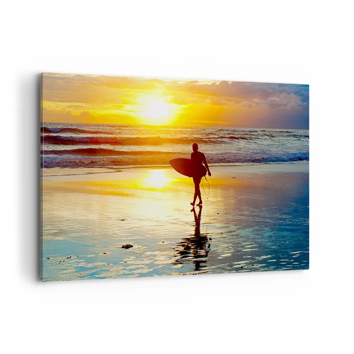 Impression sur toile - Image sur toile - Un surfeur marchant sur la plage au coucher du soleil avec une planche à la main. - 120x80cm - Le retour du guerrier - Décoration murale moderne pour le salon et la chambre ARTTOR