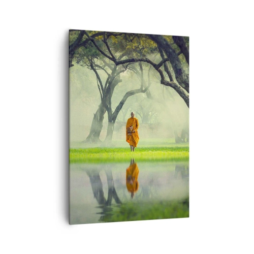 Impression sur toile - Image sur toile - Un moine en robe orange dans une forêt avec un fond brumeux et un reflet dans l'eau. - 70x100cm - En route vers l'illumination - Décoration murale moderne pour le salon et la chambre ARTTOR