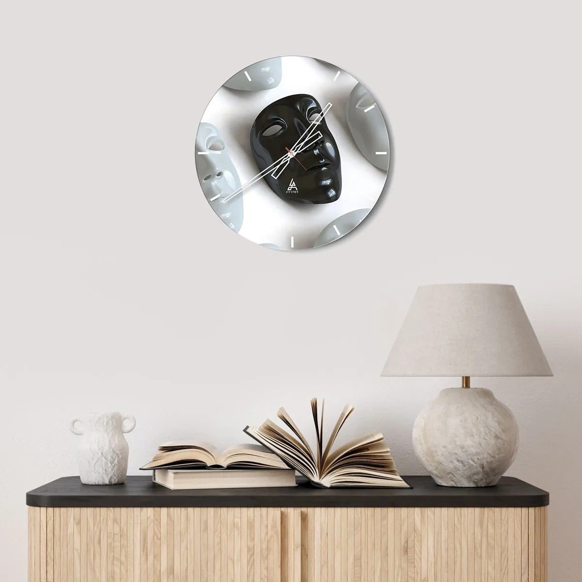 Horloge murale - Pendule murale - Un masque noir entouré de masques blancs sur un fond clair - 30x30cm - Comment se démarquer ? - Décoration murale moderne pour le salon, la cuisine et la chambre ARTTOR