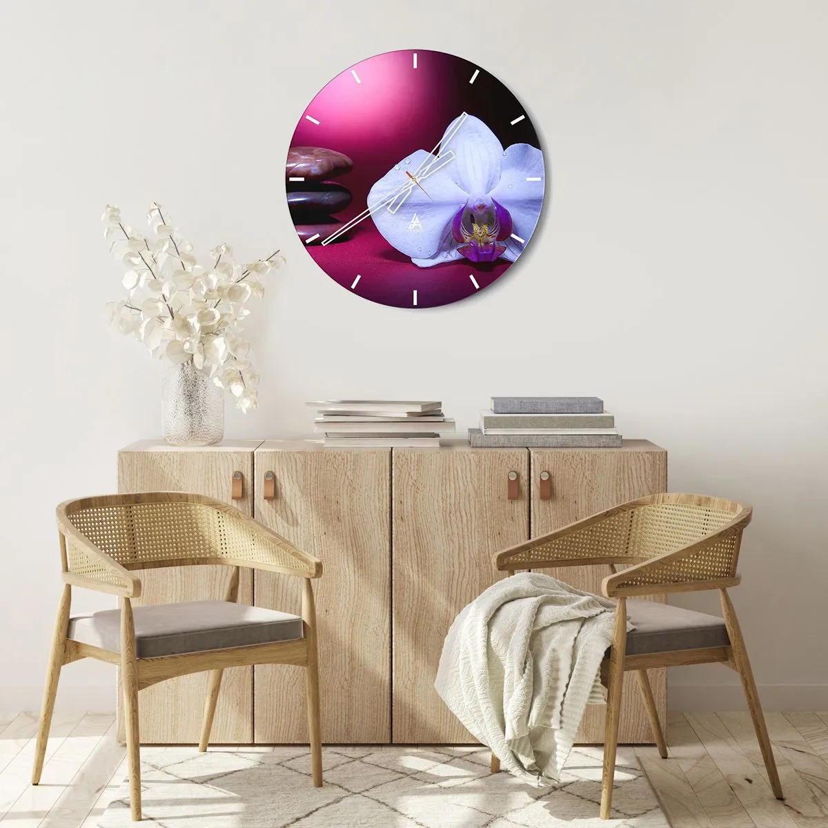 Horloge murale - Pendule murale - Une orchidée blanche sur un fond de pierres et de violet - 30x30cm - Une étude de fraîcheur en violet - Décoration murale moderne pour le salon, la cuisine et la chambre ARTTOR