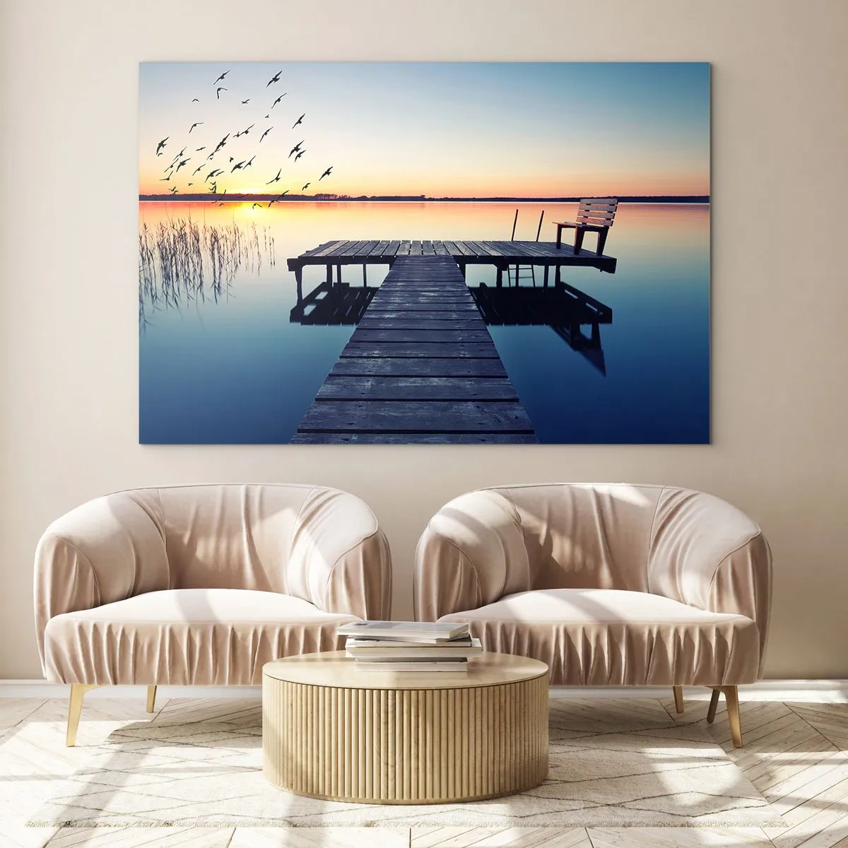 Impression sur verre - Image sur verre - Une jetée sur le lac avec vue sur le coucher de soleil et les oiseaux en vol - 100x70cm - C'était une bonne journée - Décoration murale moderne pour le salon et la chambre ARTTOR