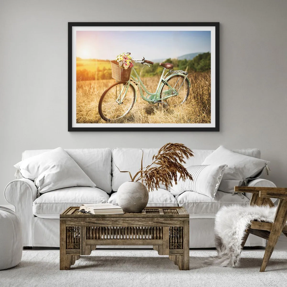 Affiche dans un cadre noir - Poster - Un vélo rétro avec un panier rempli de fleurs sur fond de prairie. - 70x50cm - Je vais rester un petit moment - Décoration murale moderne pour le salon et la chambre ARTTOR