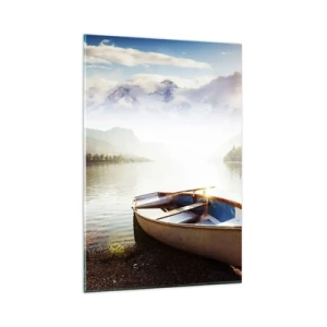 Impression sur verre - Image sur verre - Un bateau sur la rive d'un lac avec vue sur les montagnes le matin - 80x120cm - Au bord de la grande et limpide eau - Décoration murale moderne pour le salon et la chambre ARTTOR