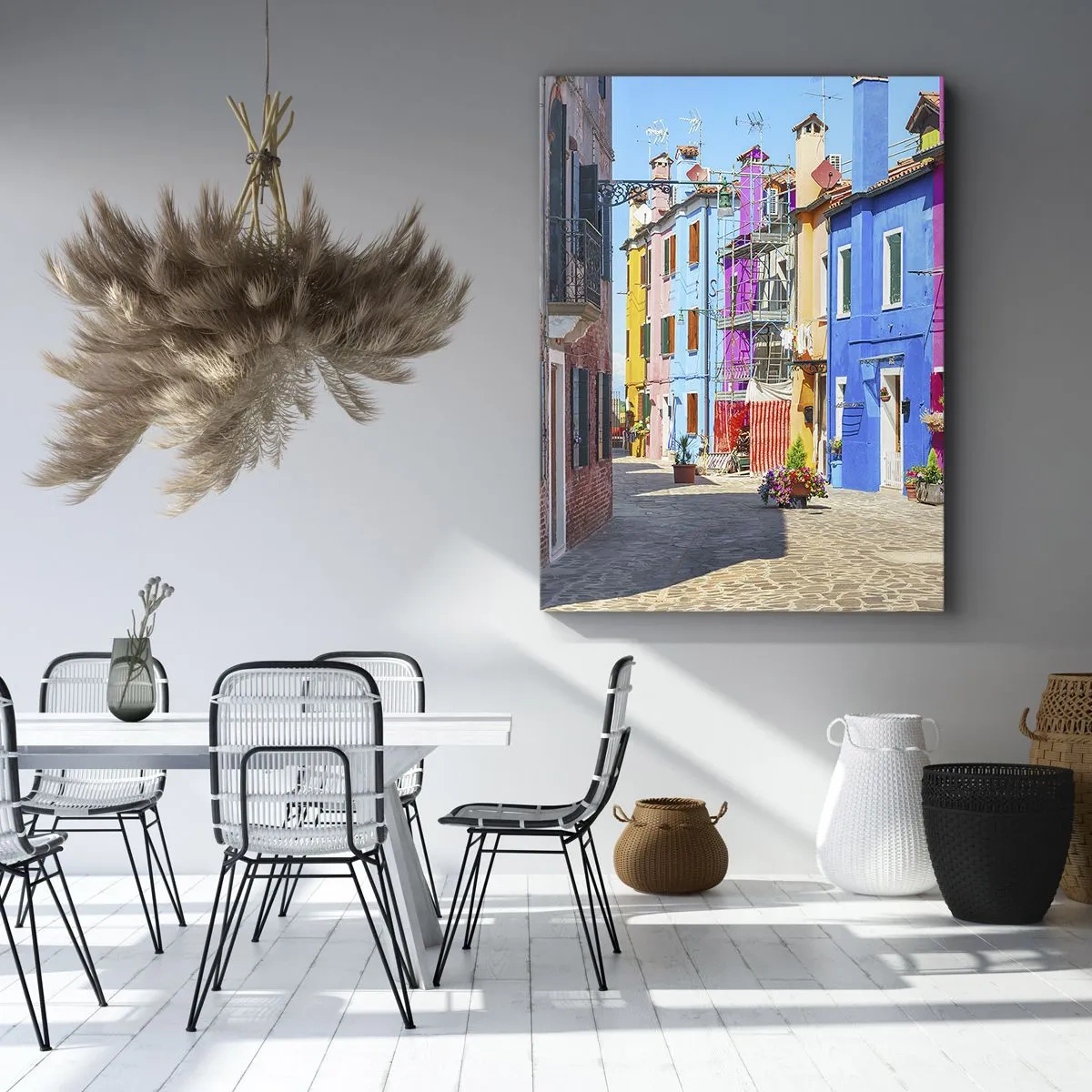 Impression sur toile - Image sur toile - Bâtiments colorés dans une rue étroite de la ville - 70x100cm - Ville "Sous les perroquets" - Décoration murale moderne pour le salon et la chambre ARTTOR