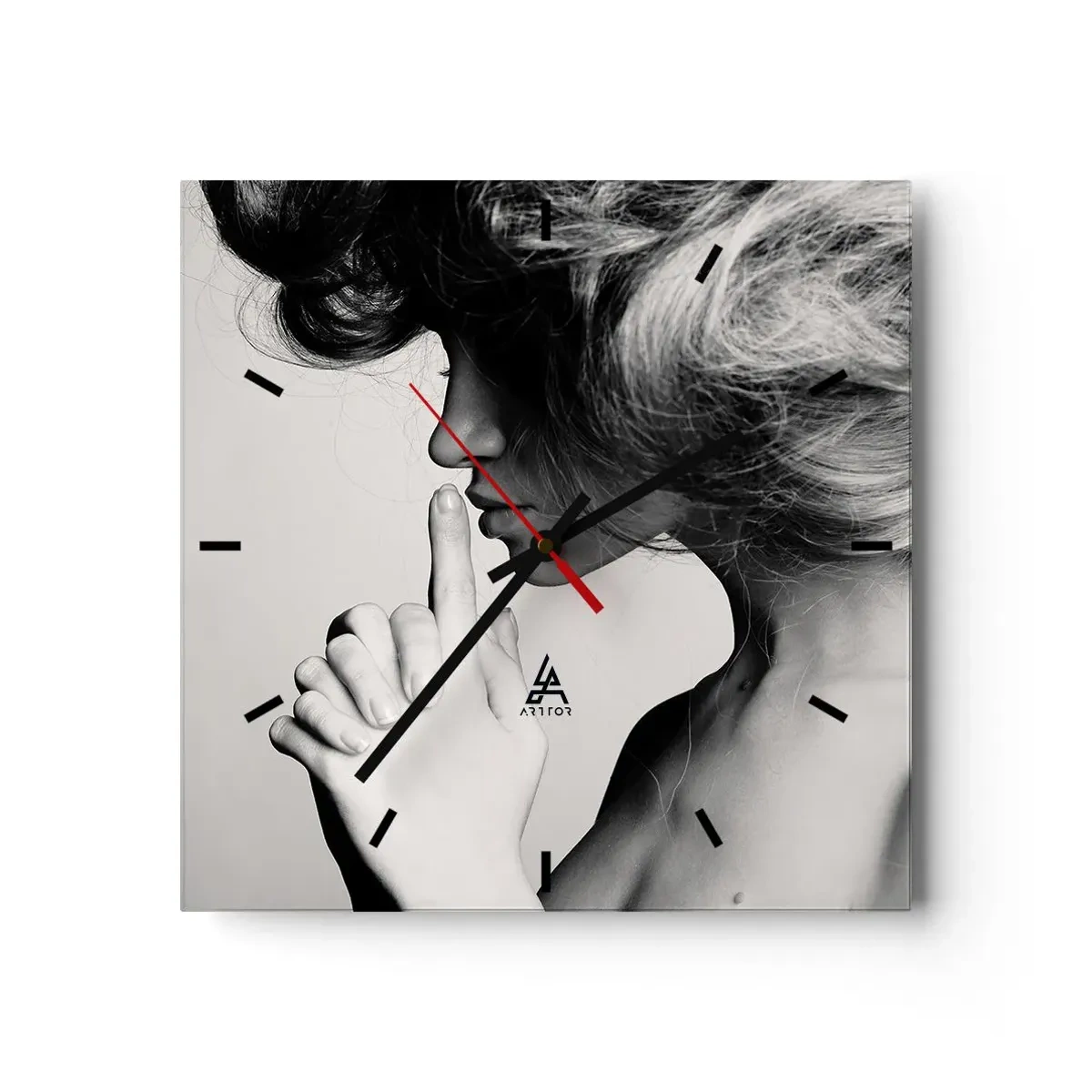 Horloge murale - Pendule murale - Profil noir et blanc d'une femme faisant un geste de silence - 30x30cm - A l'écoute d'elle-même - Décoration murale moderne pour le salon et la chambre ARTTOR