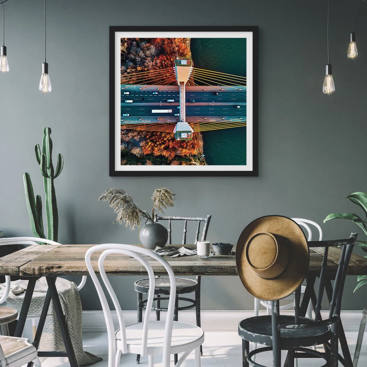 Affiche dans un cadre noir - Poster - Au dessus de l'eau et de la forêt - 30x30 cm