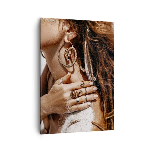 Impression sur toile - Image sur toile - Femme élégante avec des bijoux sur un fond de sable clair - 50x70cm - Reine des plages sauvages - Décoration murale moderne pour le salon et la chambre ARTTOR