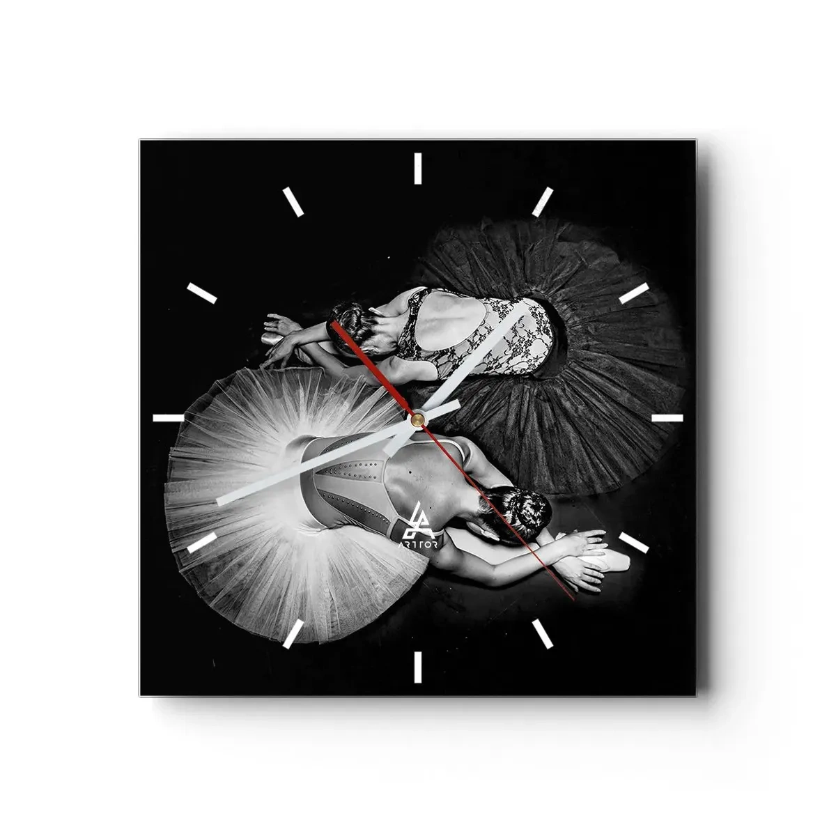 Horloge murale - Pendule murale - Une image en noir et blanc de deux ballerines dans une pose dynamique. - 30x30cm - Jin et jang – équilibre idéal - Décoration murale moderne pour le salon et la chambre ARTTOR