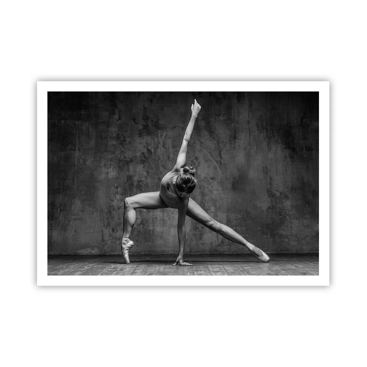 Affiche - Poster - Une danseuse dans une pose artistique contre un mur brut - 100x70cm - Balance idéale - Décoration murale moderne pour le salon et la chambre ARTTOR