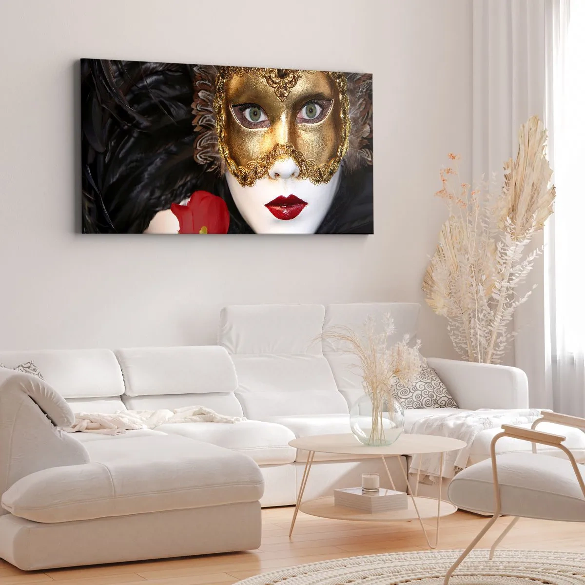 Impression sur toile - Image sur toile - Masque vénitien doré avec plumes et rose rouge, motif mystérieux. - 140x50cm - Parce que la vie est un grand bal - Décoration murale moderne pour le salon et la chambre ARTTOR