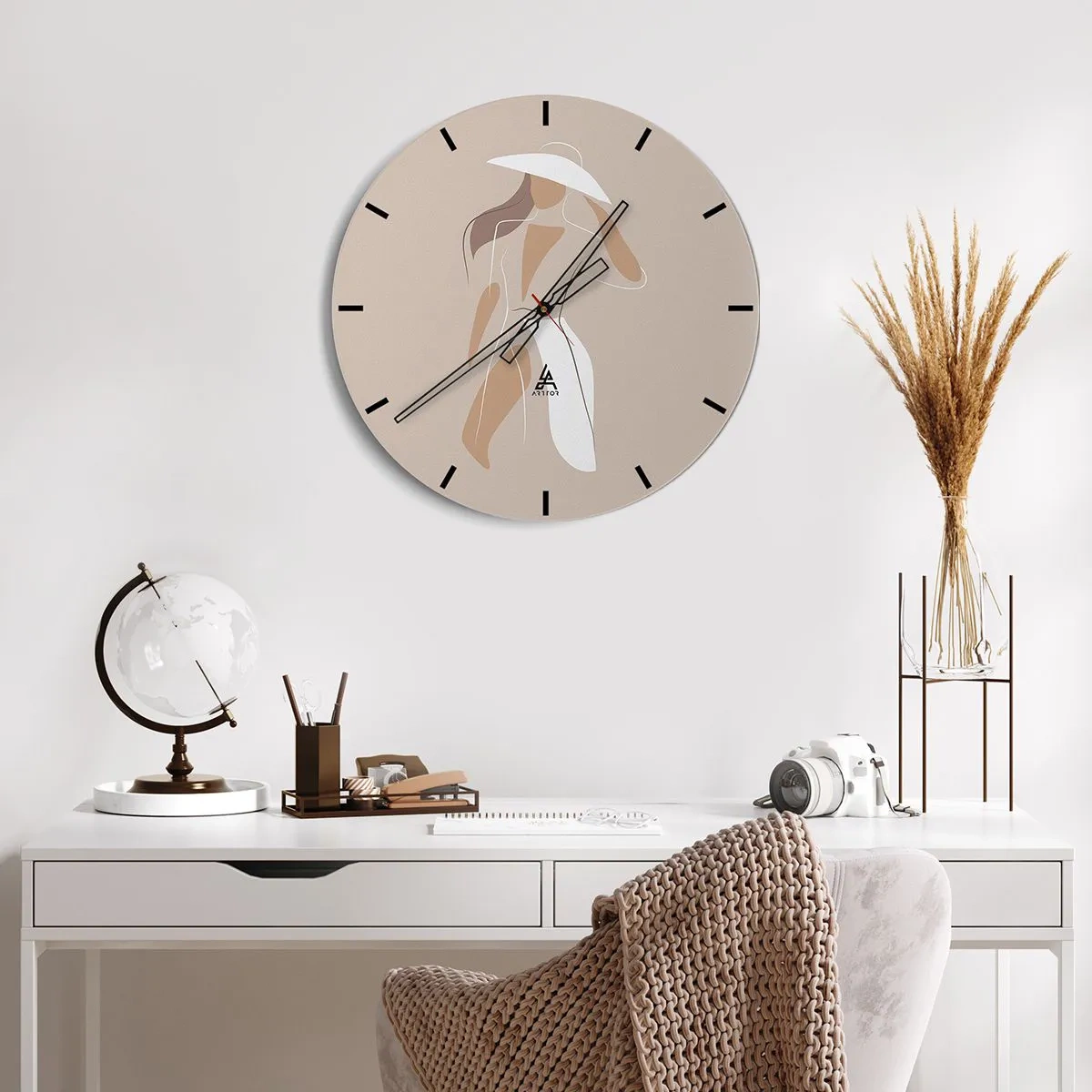 Horloge murale - Pendule murale - Femme élégante avec un chapeau sur fond beige - 30x30cm - Lea mode est un jeu - Décoration murale moderne pour le salon, la cuisine et la chambre ARTTOR