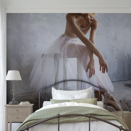 Papier Peint Photo Premium Sand - Une ballerine se reposant dans des chaussons de ballet sur un fond industriel. - 100x70cm - Avant que les lumières de la rampe ne clignotent - Décoration murale moderne pour le salon et la chambre ARTTOR