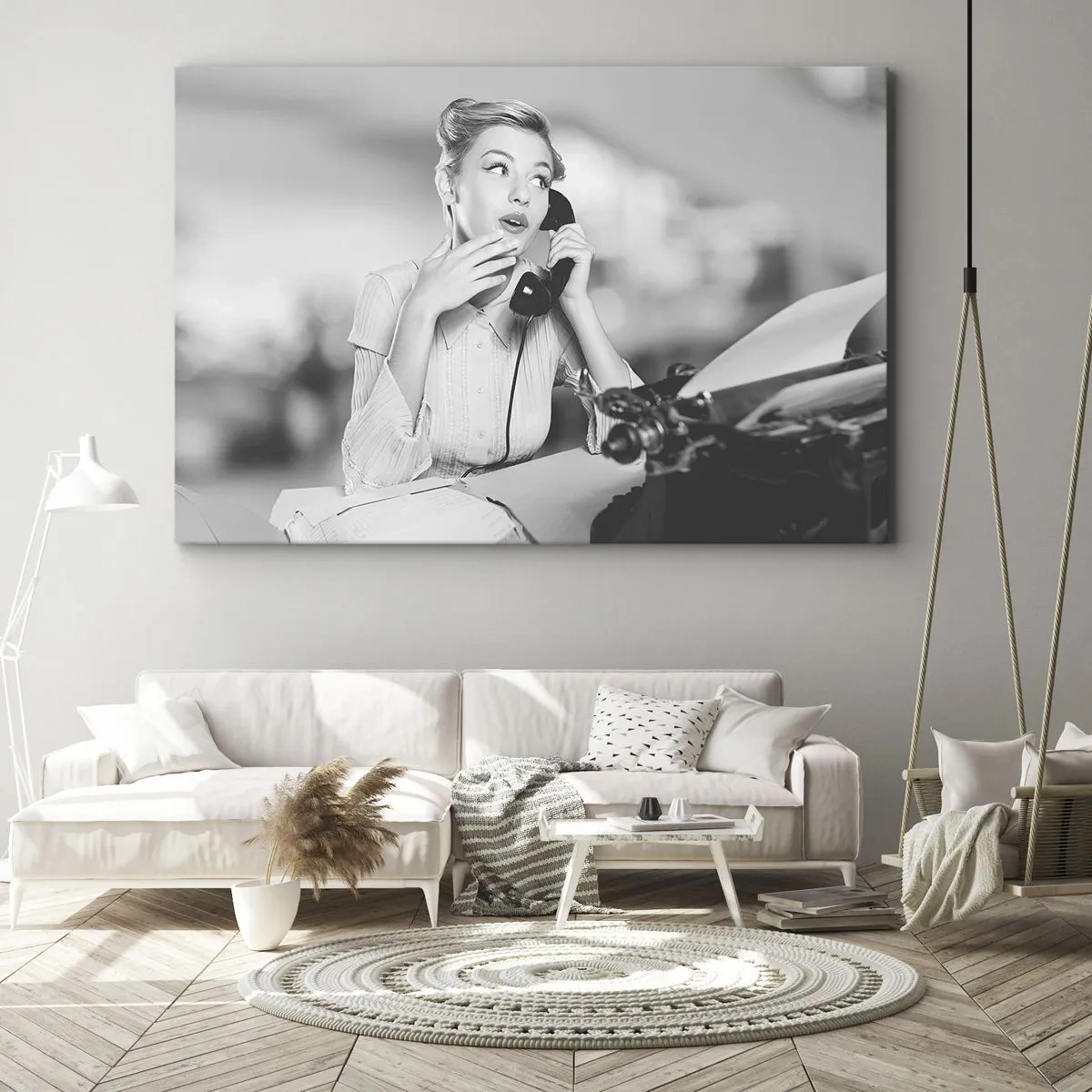 Impression sur toile - Image sur toile - Une femme parlant au téléphone devant une machine à écrire - 70x50cm - Hello! Ici les années 50 - Décoration murale moderne pour le salon et la chambre ARTTOR