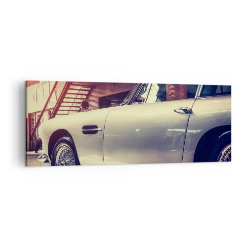 Impression sur toile - Image sur toile - Une voiture classique dans un garage élégant avec un intérieur industriel - 140x50cm - Les classiques ne vieillissent pas - Décoration murale moderne pour le salon et la chambre ARTTOR