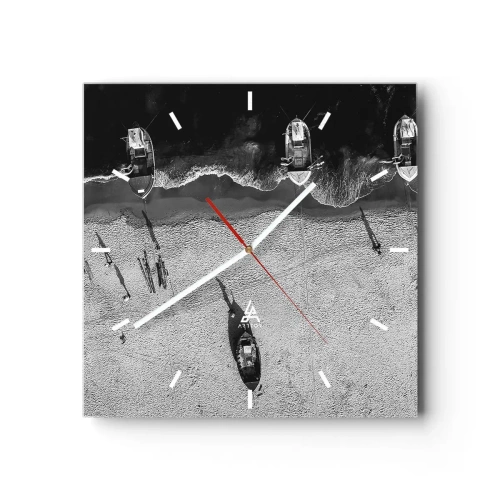 Horloge murale - Pendule murale - Vue aérienne en noir et blanc de bateaux sur la plage - 30x30cm - Toujours sur le rivage… - Décoration murale moderne pour le salon et la chambre ARTTOR