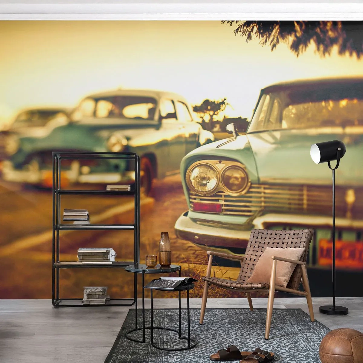 Papier Peint Photo Premium Sand - Voitures anciennes dans la chaude lumière du coucher de soleil - 100x70cm - Nous attendrons et verrons - Décoration murale moderne pour le salon et la chambre ARTTOR