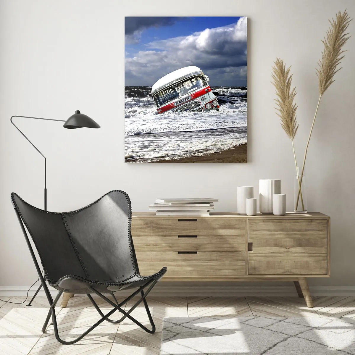 Impression sur verre - Image sur verre - Un bus coulé sur la plage au milieu des vagues et d'une mer agitée - 70x100cm - Et qu'est-ce qui vous étonne ? - Décoration murale moderne pour le salon et la chambre ARTTOR