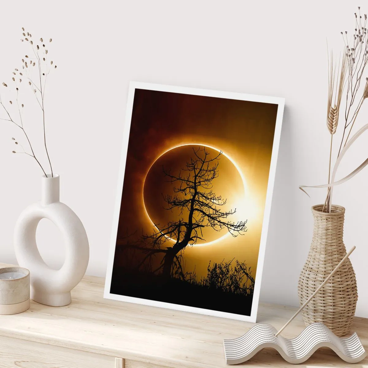 Affiche - Poster - Un coucher de soleil phénoménal avec un arbre au premier plan - 50x70cm - Éclipse totale - Décoration murale moderne pour le salon et la chambre ARTTOR