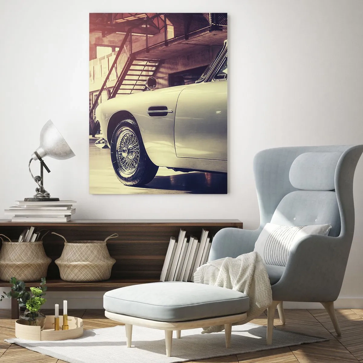 Impression sur verre - Image sur verre - Une voiture classique dans un garage élégant avec un intérieur industriel - 80x120cm - Les classiques ne vieillissent pas - Décoration murale moderne pour le salon et la chambre ARTTOR
