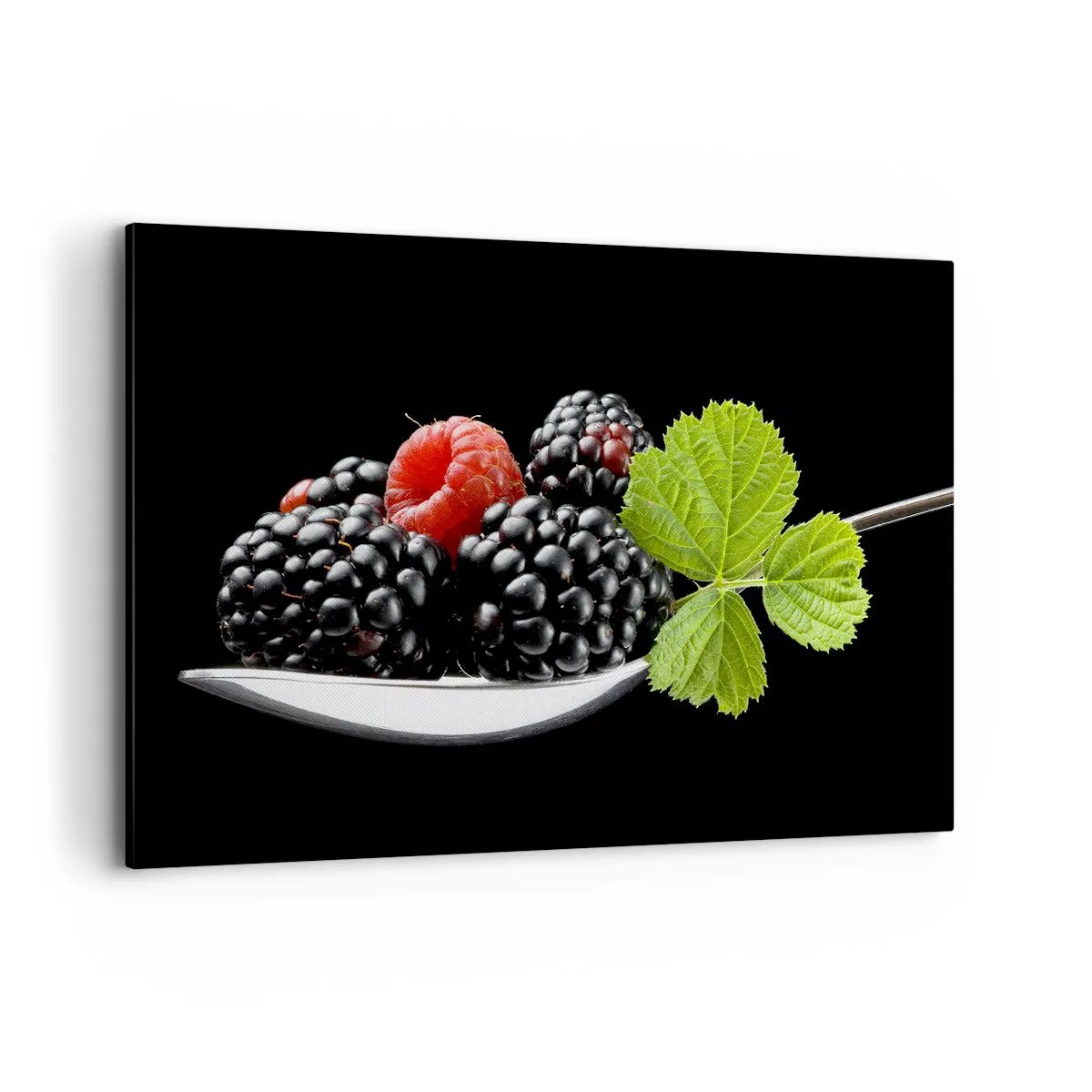 Impression sur toile - Image sur toile - Mûres et framboises sur une cuillère avec une feuille sur fond noir - 120x80cm - Le goût de la fraîcheur - Décoration murale moderne pour le salon et la chambre ARTTOR