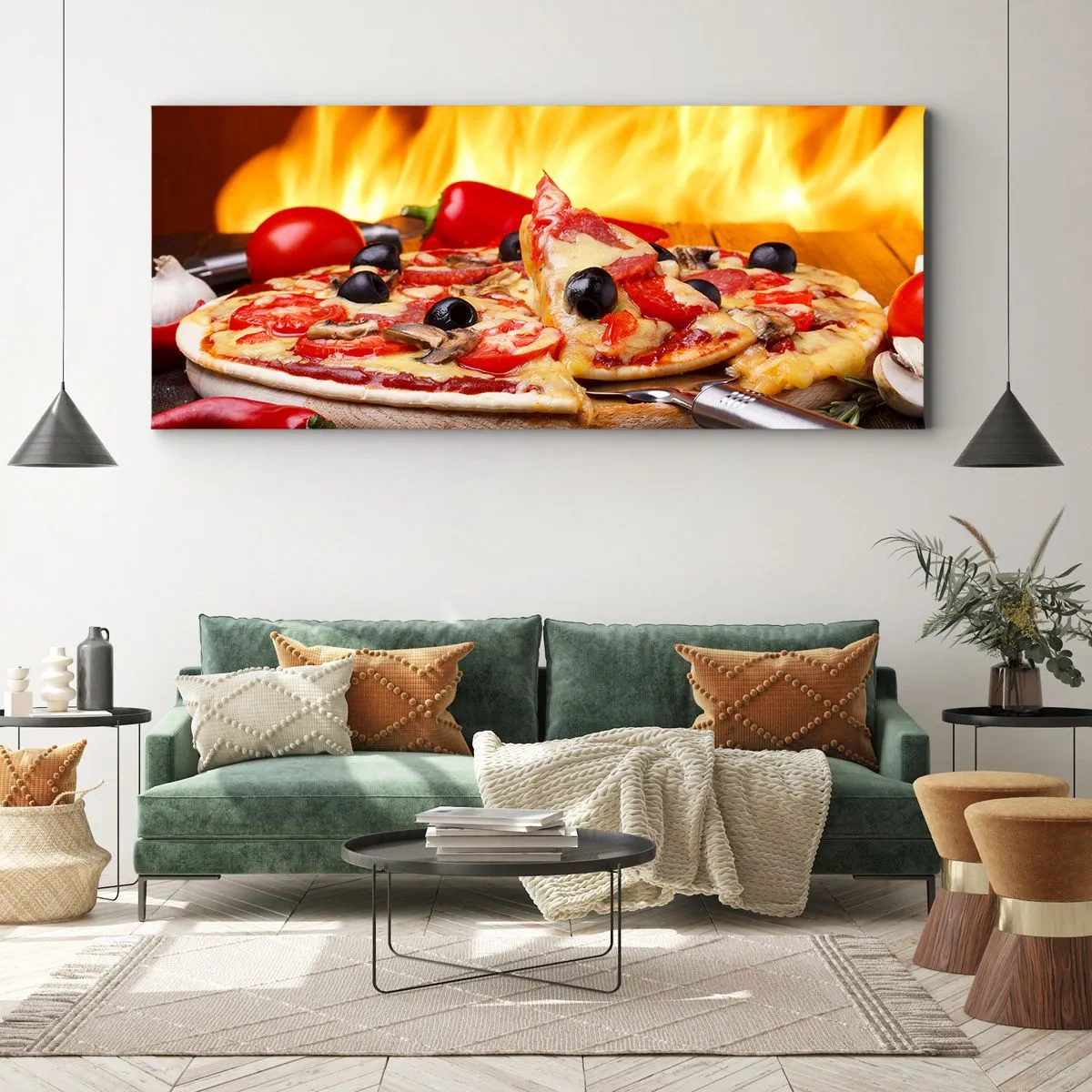 Impression sur toile - Image sur toile - Pizza aux olives, tomates et poivrons sur fond de flammes - 160x50cm - From Italy with love - Décoration murale moderne pour le salon et la chambre ARTTOR