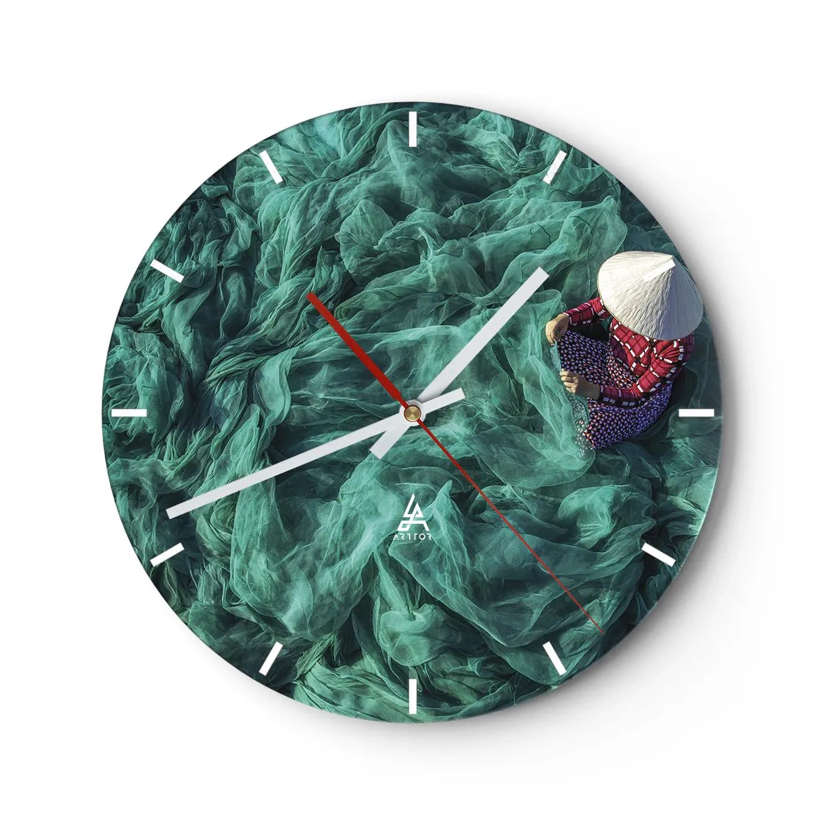 Horloge murale - Pendule murale - Une personne portant un chapeau traditionnel sur fond de filets verts. - 30x30cm - Dans une mer de filet - Décoration murale moderne pour le salon, la cuisine et la chambre ARTTOR