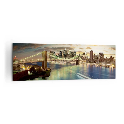 Impression sur toile - Image sur toile - Un pont illuminé avec la ville en arrière-plan, avec des lumières reflétées dans l'eau. - 160x50cm - Une soirée lumineuse sur Manhattan - Décoration murale moderne pour le salon et la chambre ARTTOR