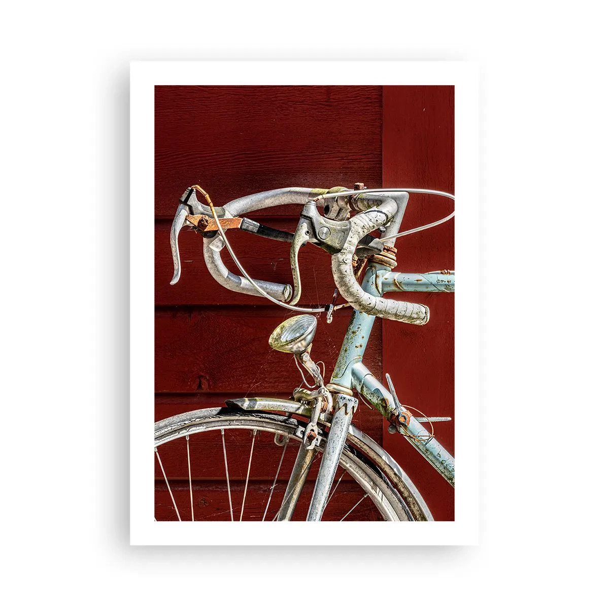 Affiche - Poster - Un vieux vélo rouillé contre un mur en bois rouge - 50x70cm - Construit pour la victoire - Décoration murale moderne pour le salon et la chambre ARTTOR