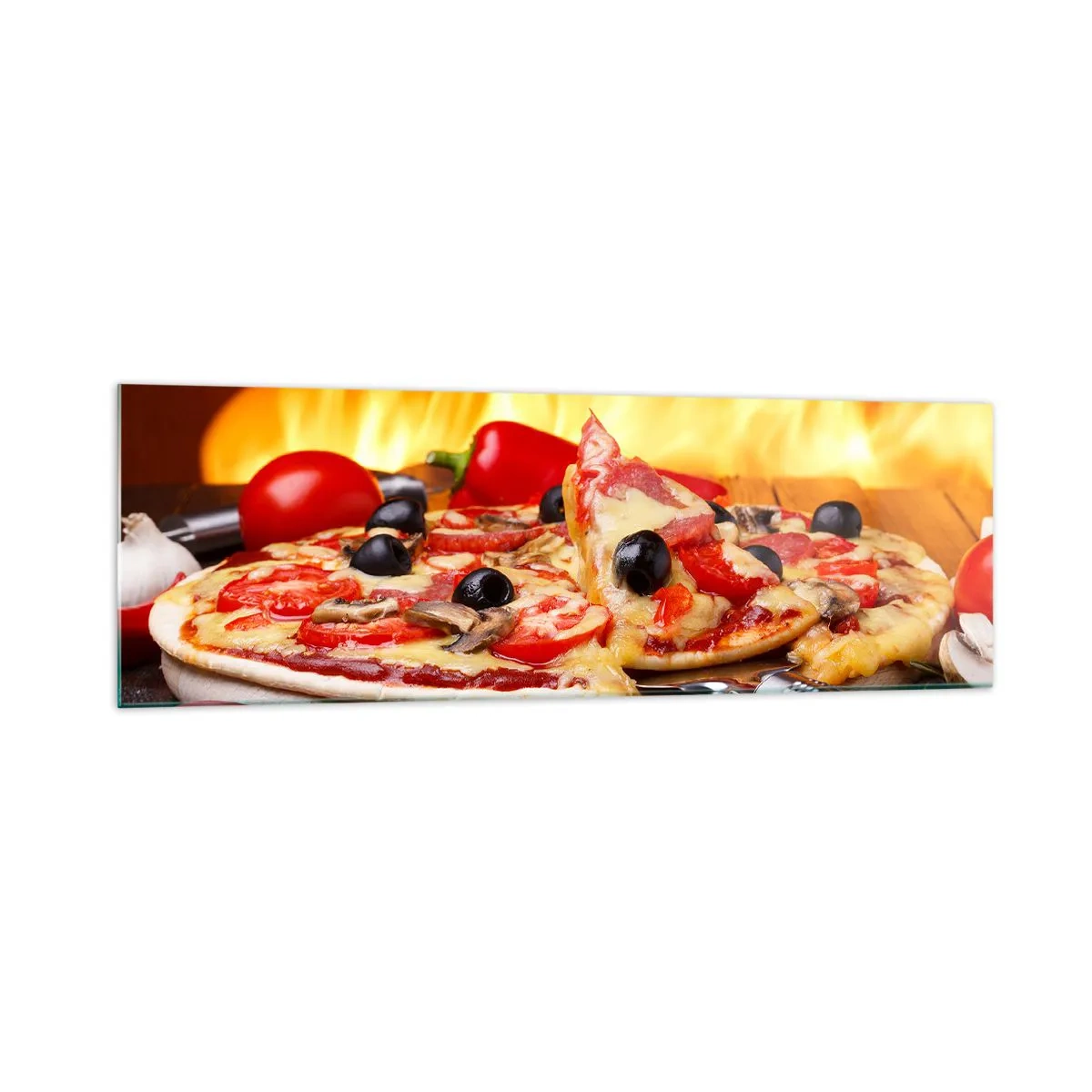Impression sur verre - Image sur verre - Pizza aux olives, tomates et poivrons sur fond de flammes - 160x50cm - From Italy with love - Décoration murale moderne pour le salon et la chambre ARTTOR