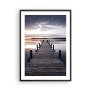 Affiche dans un cadre noir - Poster - Une jetée en bois sur un lac calme au coucher du soleil - 50x70cm - Une frontière tranquille entre le jour et la nuit - Décoration murale moderne pour le salon et la chambre ARTTOR