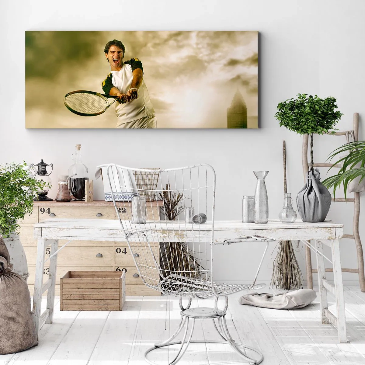 Impression sur toile - Image sur toile - Joueur de tennis en action lors d'un match avec en toile de fond un paysage urbain - 120x50cm - Énergie et joie - Décoration murale moderne pour le salon et la chambre ARTTOR