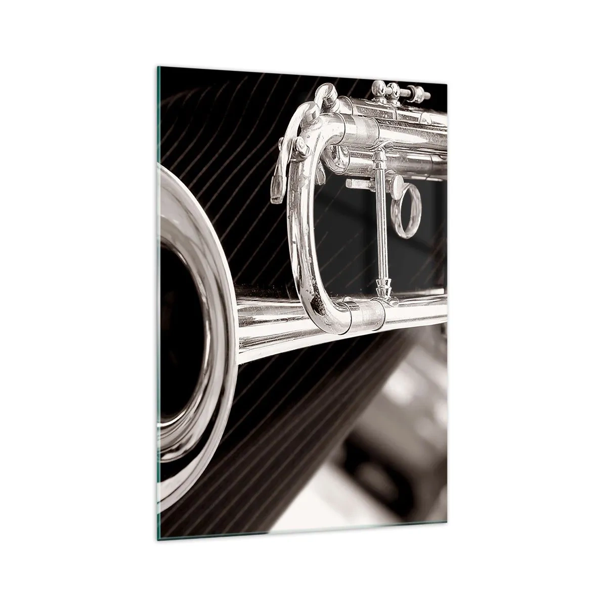 Impression sur verre - Image sur verre - Gros plan d'une trompette argentée sur un fond de tissu élégant. - 70x100cm - Voyage musical vers les années 30 - Décoration murale moderne pour le salon et la chambre ARTTOR