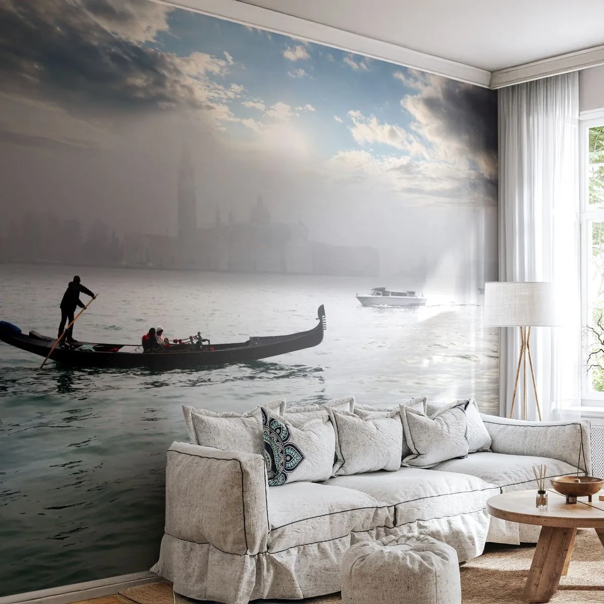 Papier Peint Photo Premium Sand - Gondole sur une eau calme par un matin brumeux - 100x70cm - Une ville fabuleuse faite d'eau et de brouillard - Décoration murale moderne pour le salon et la chambre ARTTOR