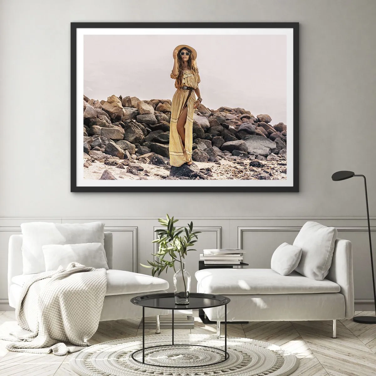 Affiche dans un cadre noir - Poster - Une femme au style bohème sur fond de plage rocheuse - 70x50cm - La magie des pierres - Décoration murale moderne pour le salon et la chambre ARTTOR